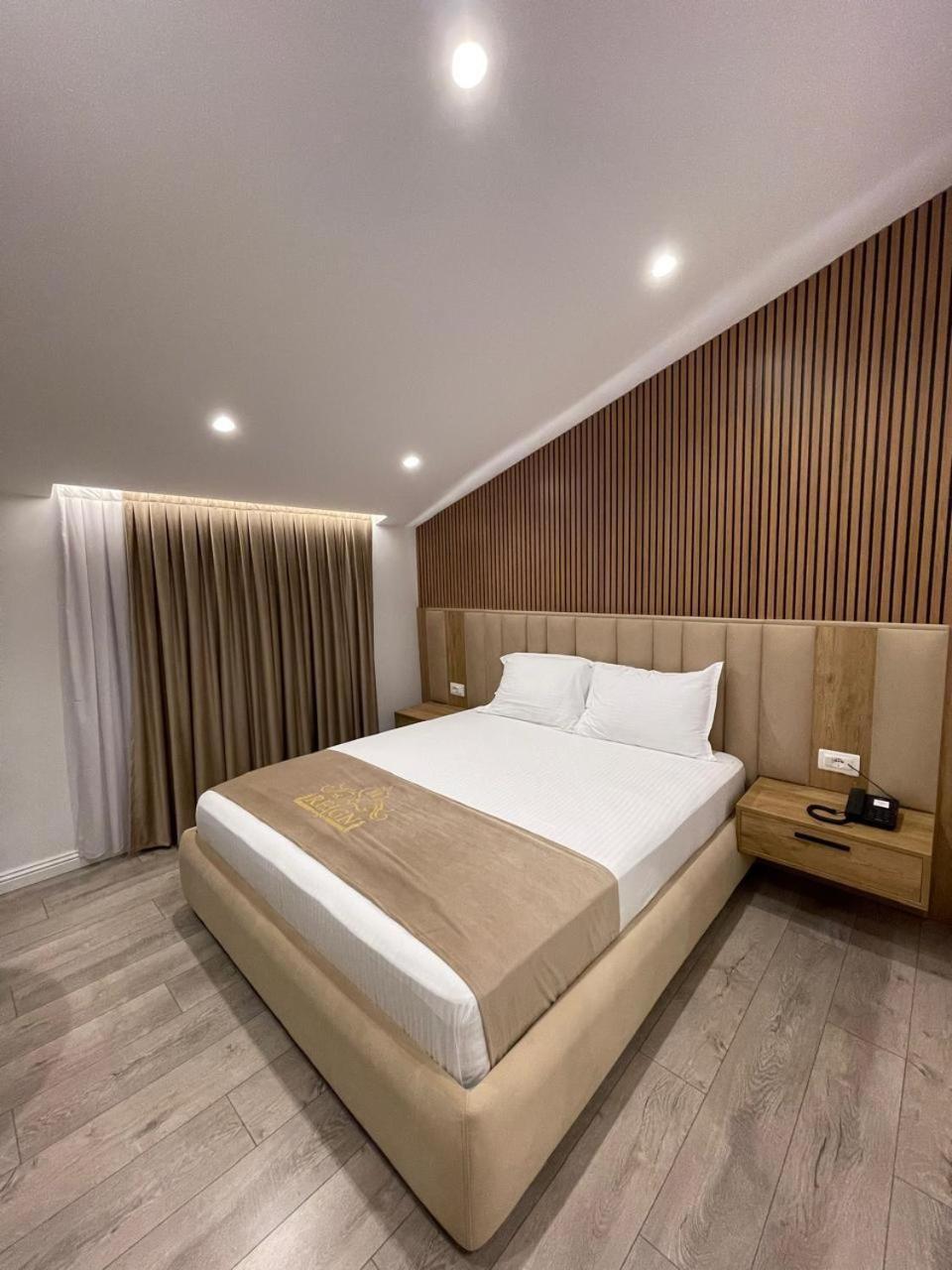 Reign Hotel Vorë Extérieur photo