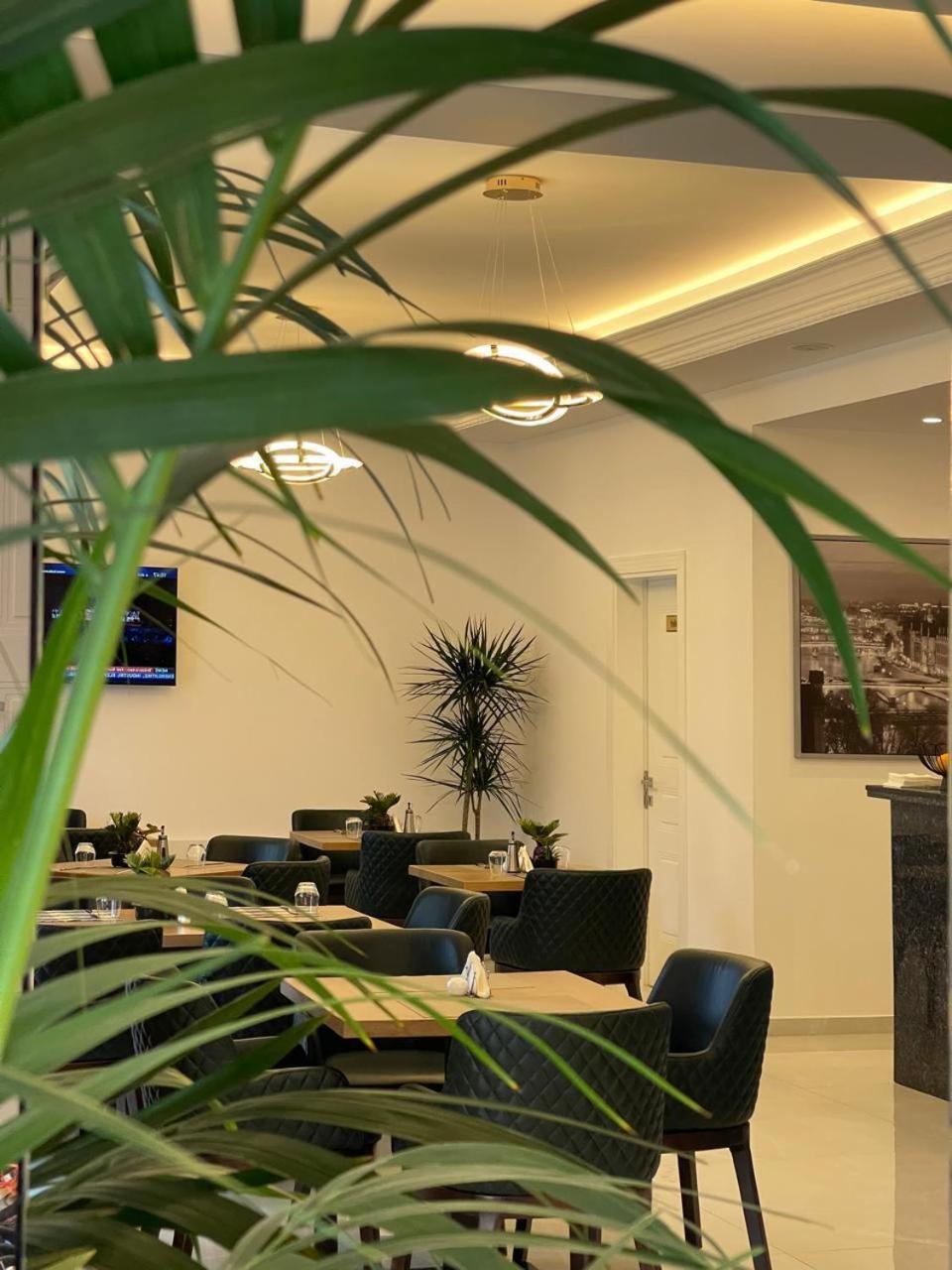 Reign Hotel Vorë Extérieur photo