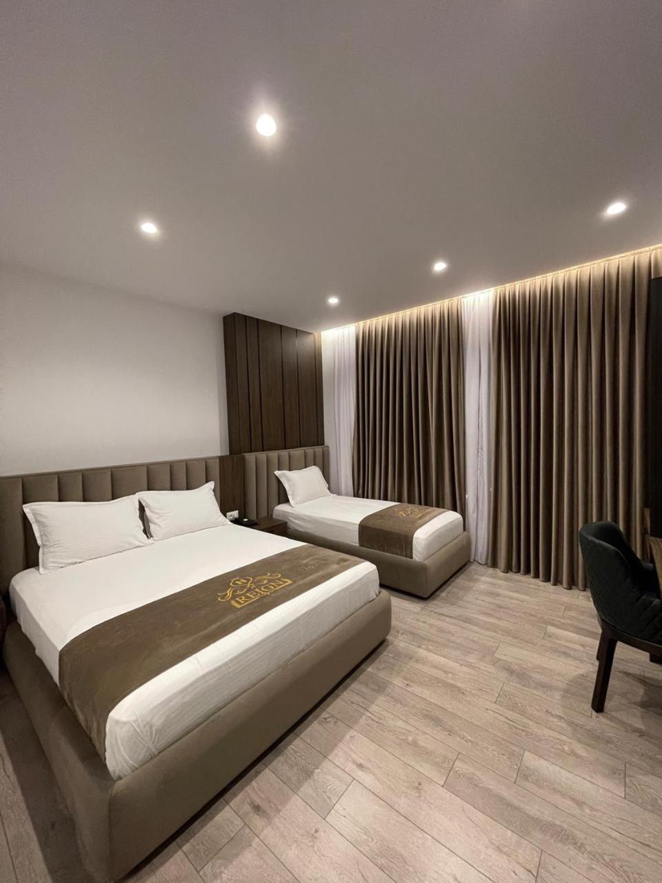 Reign Hotel Vorë Extérieur photo