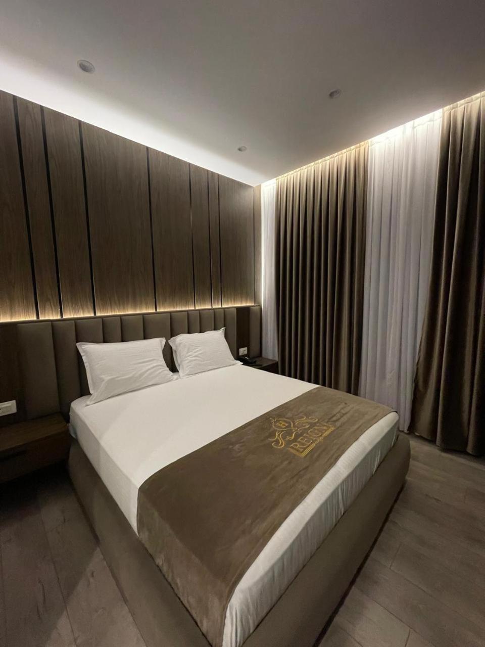 Reign Hotel Vorë Extérieur photo