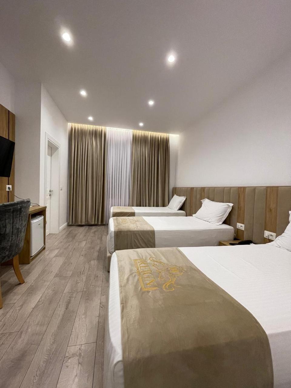 Reign Hotel Vorë Extérieur photo